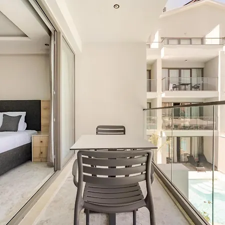 아파트 Chic With Balcony Direct Pool Access