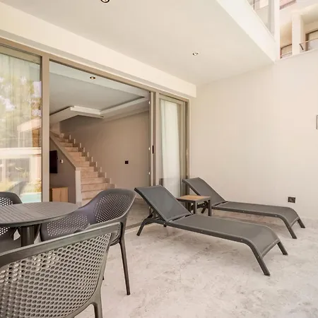 아파트 Chic With Balcony Direct Pool Access 페티예