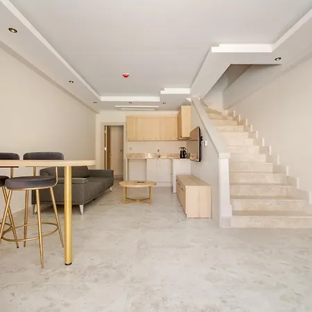 Chic With Balcony Direct Pool Access 페티예