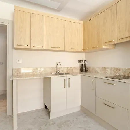 아파트 Chic With Balcony Direct Pool Access *