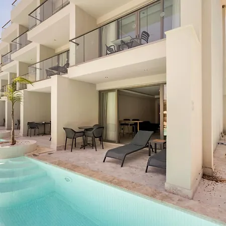 아파트 Chic With Balcony Direct Pool Access 페티예