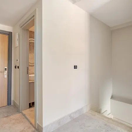 Chic With Balcony Direct Pool Access * 페티예