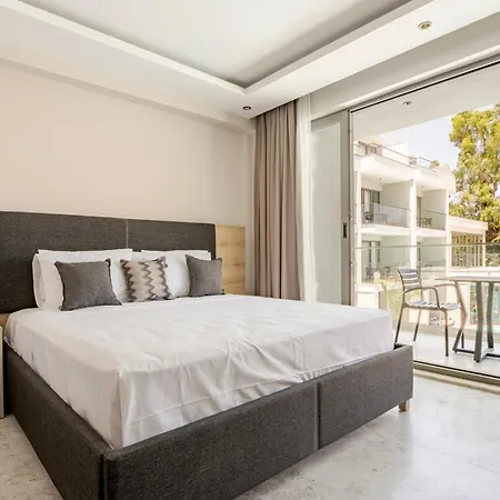 Chic With Balcony Direct Pool Access 아파트 페티예