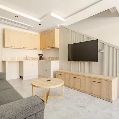 Chic With Balcony Direct Pool Access * 페티예
