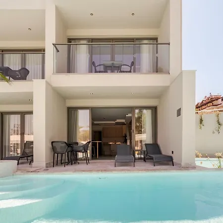 Chic With Balcony Direct Pool Access 아파트 *