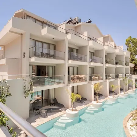 Chic With Balcony Direct Pool Access 아파트 페티예